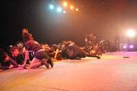 ヘッドバンキングのまま研究員に詰め寄るBIS。