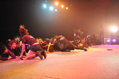 ヘッドバンキングのまま研究員に詰め寄るBIS。