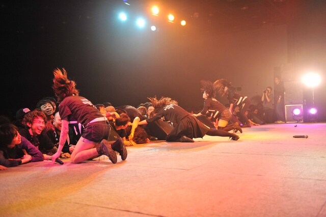 ヘッドバンキングのまま研究員に詰め寄るBIS。