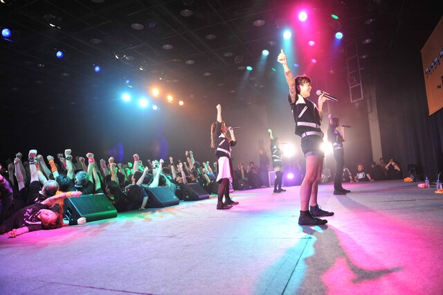 「primal.」のワンシーンで研究員と背中を向け合うBiS。