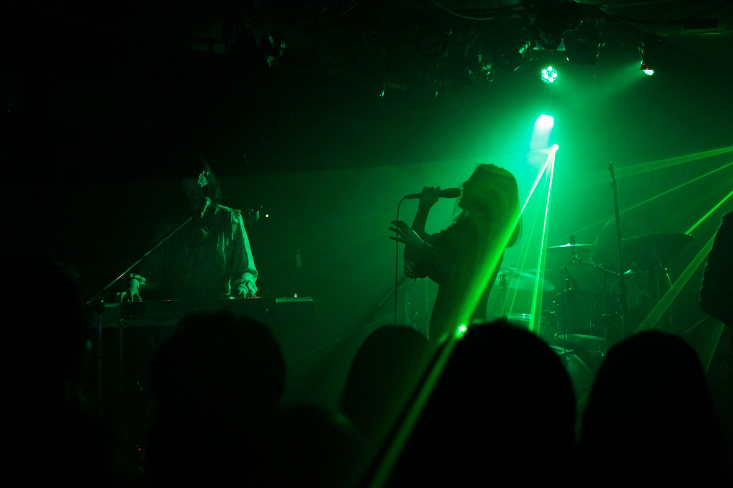 4月5日に東京・渋谷milkywayで行われた「“何でも無い凶器”全国発売記念公演『脳移植イースター』」の様子。