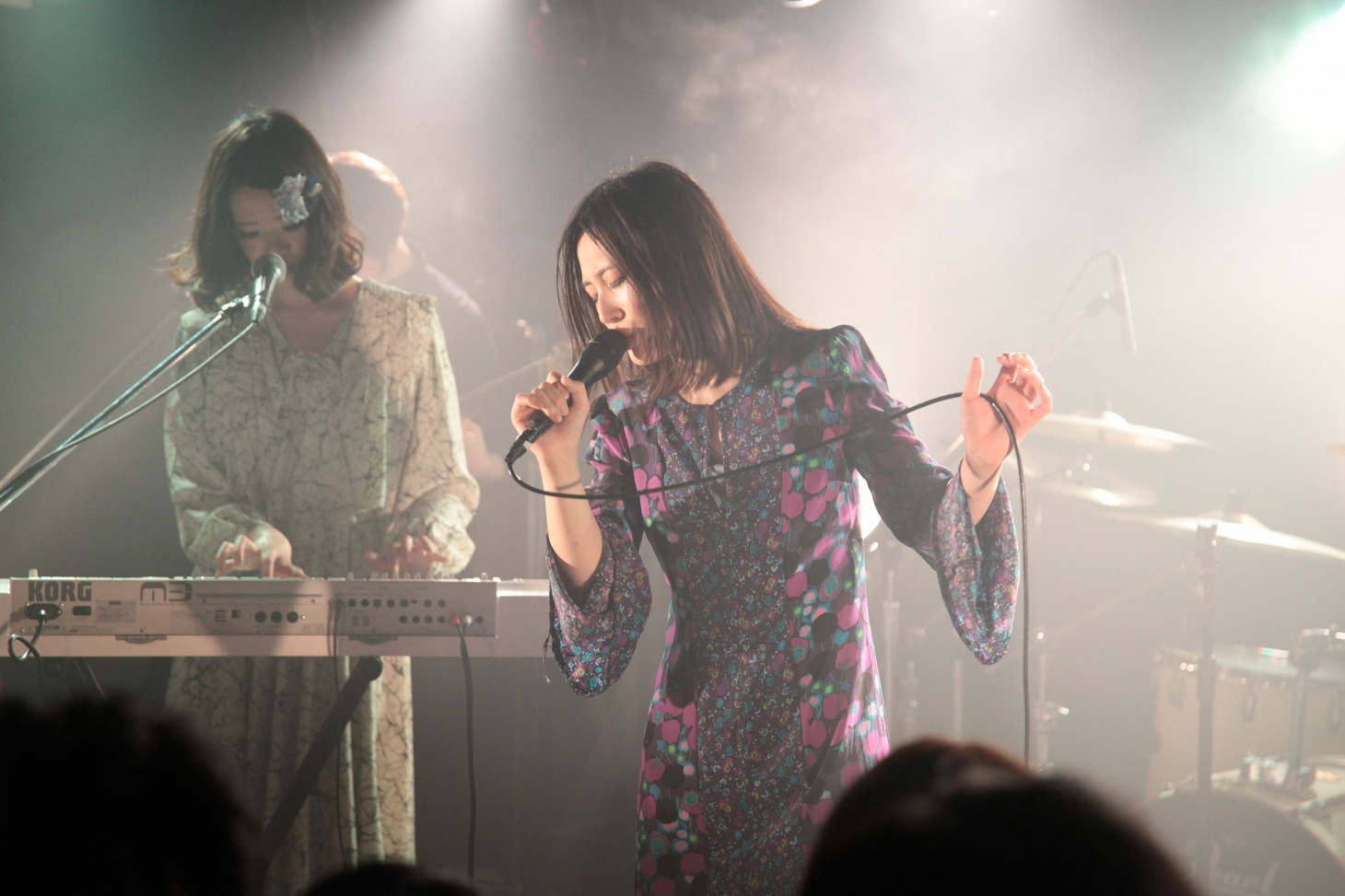 4月5日に東京・渋谷milkywayで行われた「“何でも無い凶器”全国発売記念公演『脳移植イースター』」の様子。