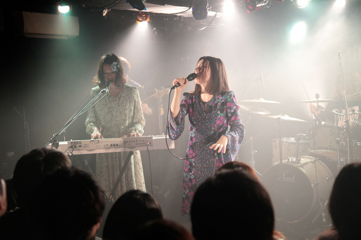 4月5日に東京・渋谷milkywayで行われた「“何でも無い凶器”全国発売記念公演『脳移植イースター』」の様子。