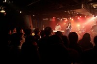 4月5日に東京・渋谷milkywayで行われた「“何でも無い凶器”全国発売記念公演『脳移植イースター』」の様子。