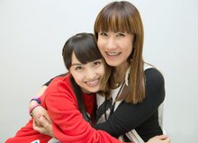 左から百田夏菜子、石川ゆみ。2013年にナタリーPower Pushで公開したアルバム「5TH DIMENSION」特集より。