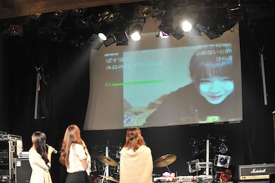 自宅からニコニコ生放送を行う増井みお。