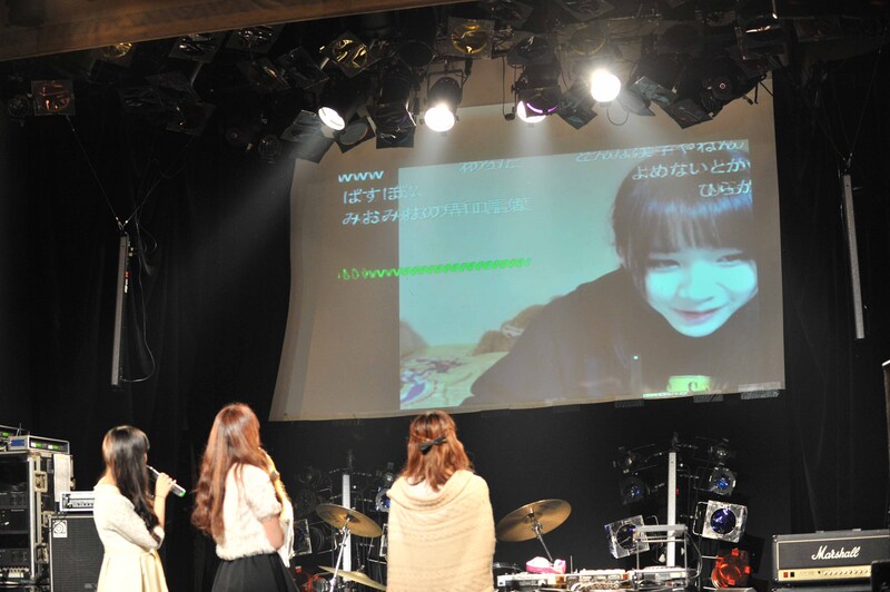 自宅からニコニコ生放送を行う増井みお。