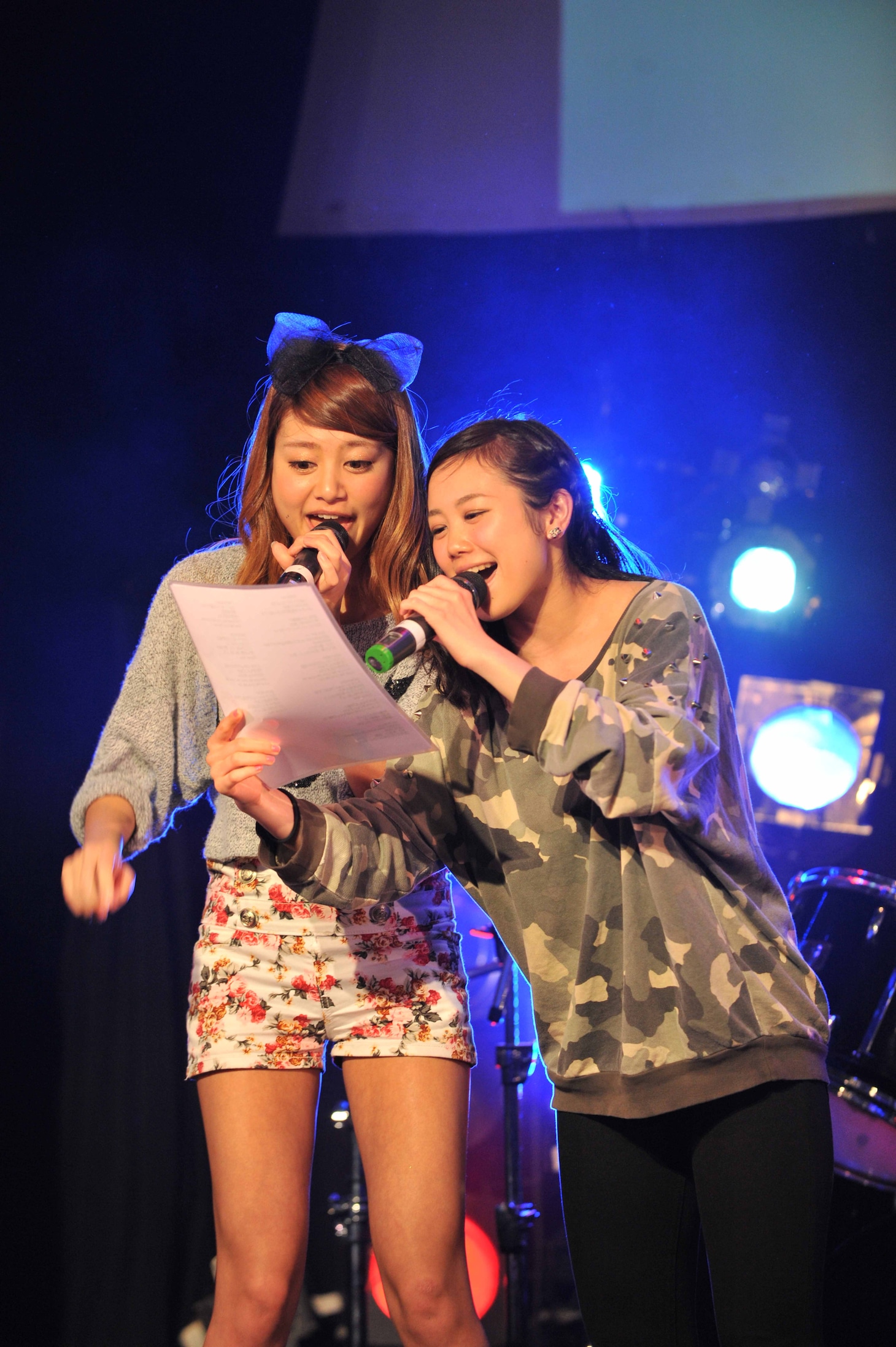 カラオケで熱唱する安斉奈緒美と森詩織（左から）。