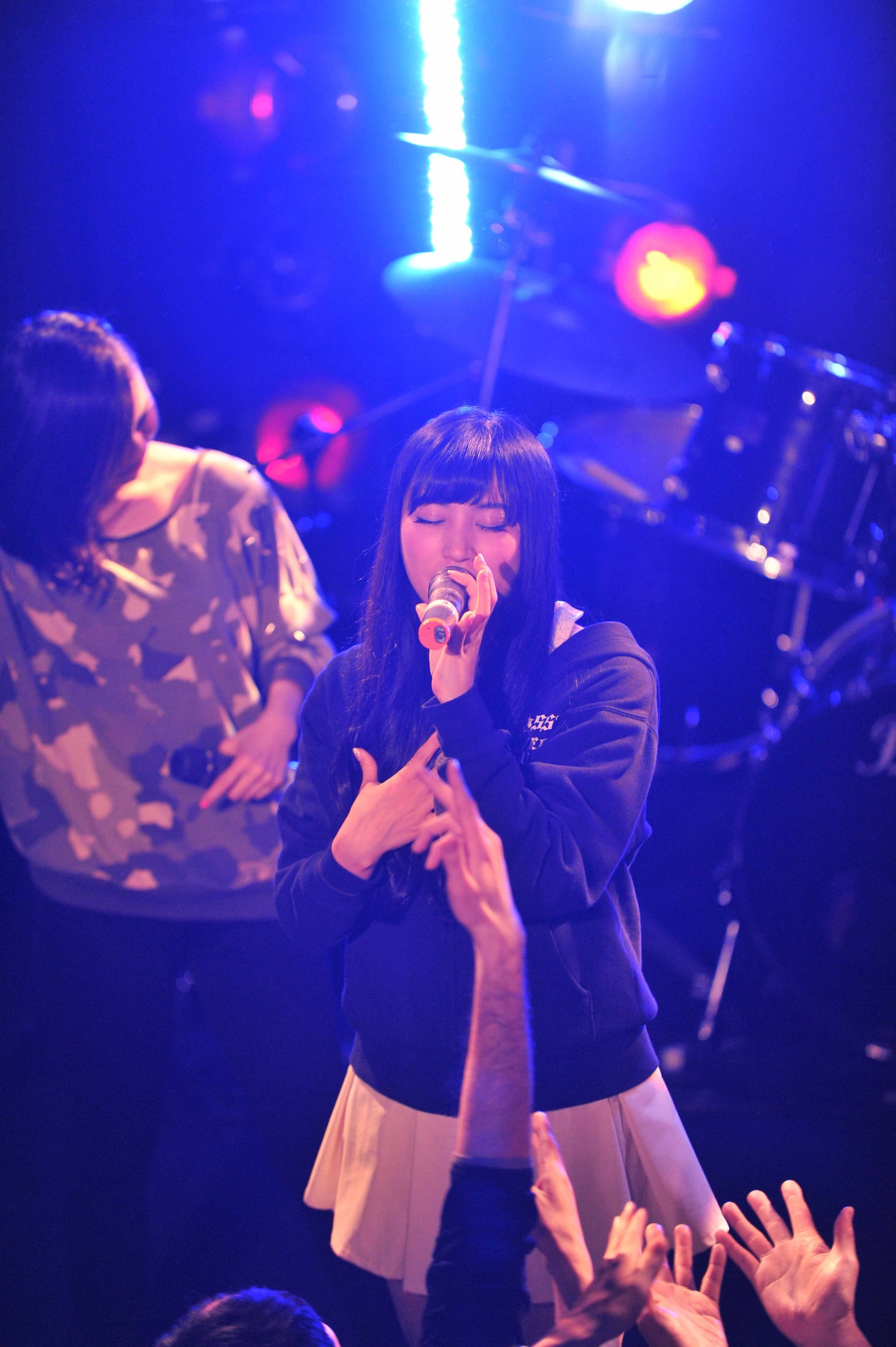 「マテリアルGirl」を歌う根岸愛。