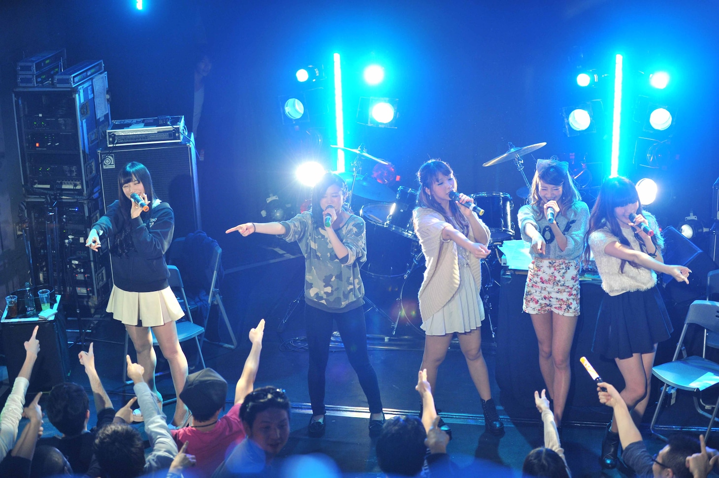 「マテリアルGirl」を歌うPASSPO☆。