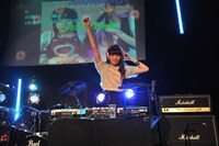 DJに挑戦する藤本有紀美。