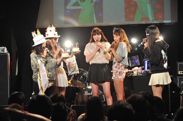 サプライズのバースデーケーキに驚く藤本有紀美と安斉奈緒美。