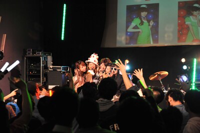 イベントの最後に全員で「Dear My Friends」を歌うPASSPO☆。