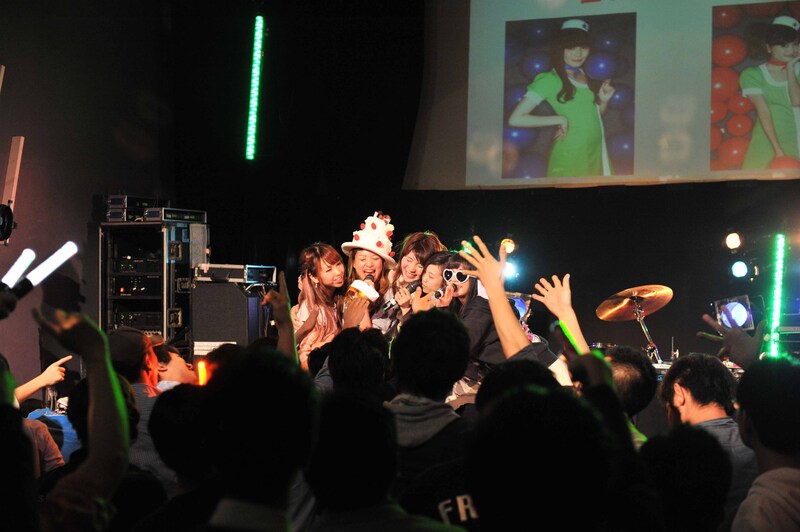 イベントの最後に全員で「Dear My Friends」を歌うPASSPO☆。