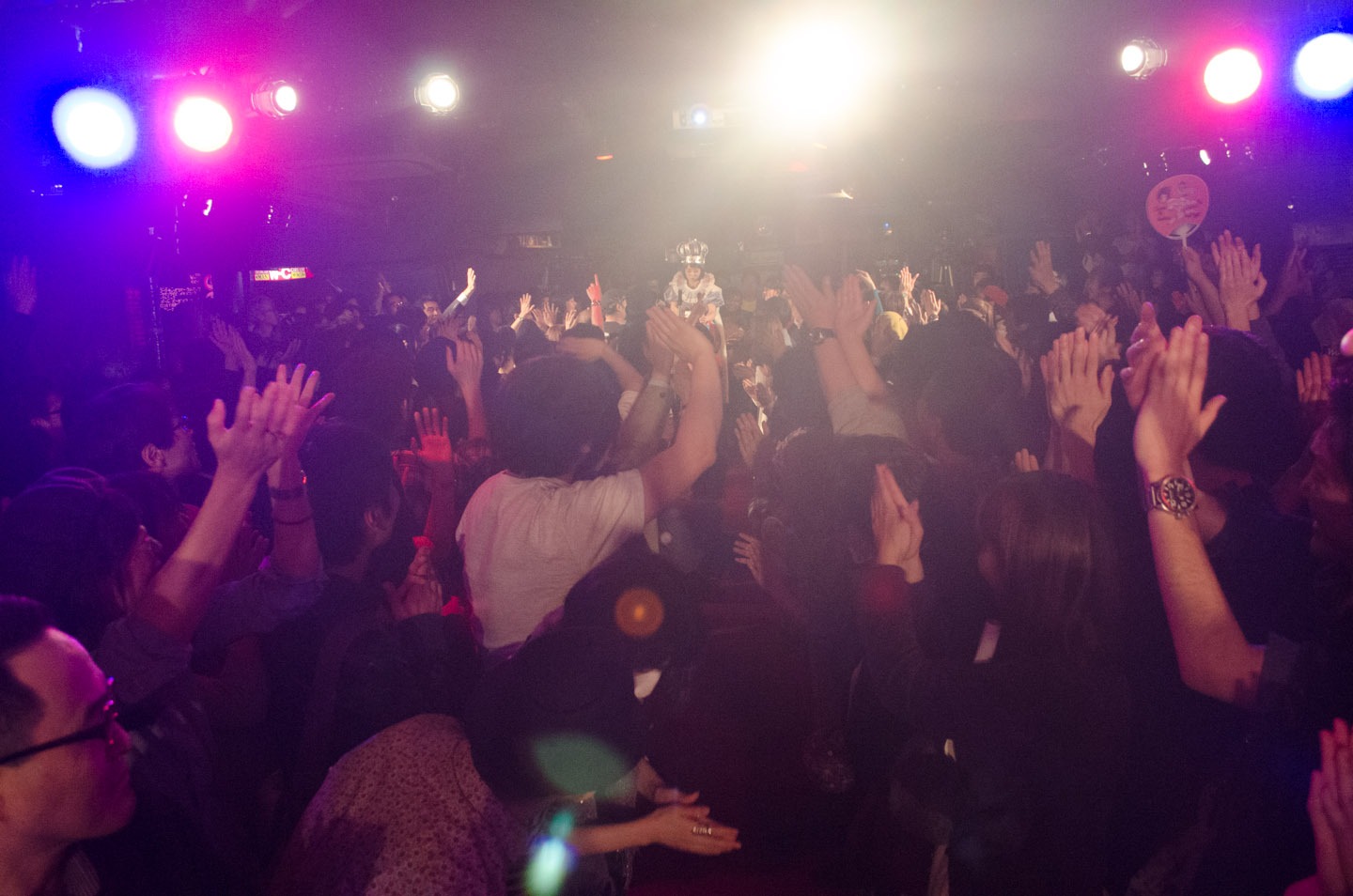 竹馬に乗ってそろりそろりとステージへ近付いていくもも。（撮影：朝岡英輔）