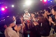 「王様ー！」というファンの声に迎えられながら、竹馬に乗って登場したもも。（撮影：朝岡英輔）