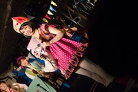 MCでは、会場で販売しているグッズを紹介。ももが持っているのは「ももの鼻くそ」（甘納豆）。（撮影：朝岡英輔）