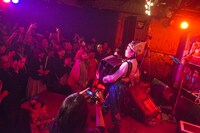 小春のソロプレイの様子。（撮影：朝岡英輔）