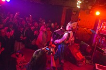 小春のソロプレイの様子。（撮影：朝岡英輔）