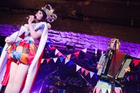 アンコール1曲目に2人だけで「今日のさよなら」を披露する様子。（撮影：朝岡英輔）