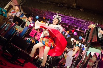 フィナーレで楽しそうな笑顔を見せるチャラン・ポ・ランタン。（撮影：朝岡英輔）