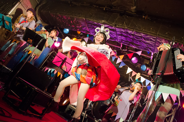 フィナーレで楽しそうな笑顔を見せるチャラン・ポ・ランタン。（撮影：朝岡英輔）