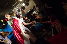 キッズ席に座っていた子供とコミュニケーションを取るもも。（撮影：朝岡英輔）