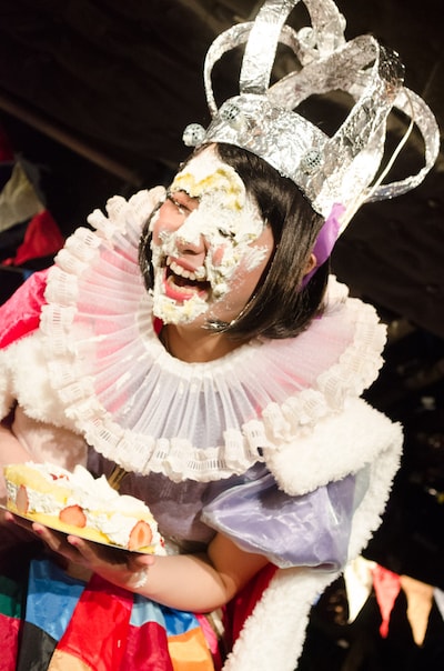 顔面にケーキを投げられ、大爆笑するもも。（撮影：朝岡英輔）