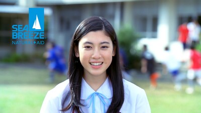 シーブリーズ新テレビCM「全力フォトグラファー」篇のワンシーン。