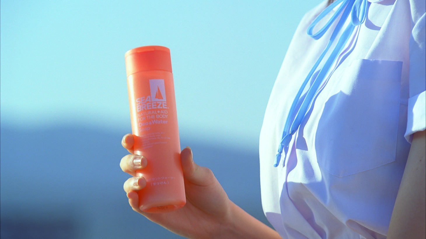 シーブリーズ新テレビCM「全力フォトグラファー」篇のワンシーン。