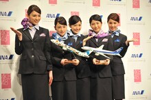 秋元才加、川栄李奈、渡辺麻友、横山由依、鈴木まりや（左から）。