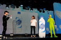 本日4月10日に東京・六本木ニコファーレにて行われた「カルピスソーダ」CM発表会の様子。