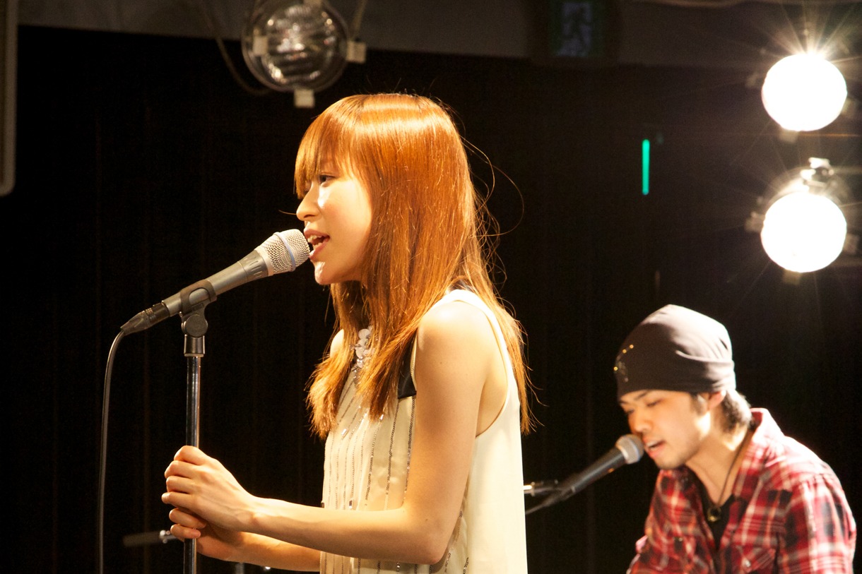 昨日4月9日に東京・タワーレコード渋谷店B1F CUTUP STUDIOで行われたインストアライブの様子。