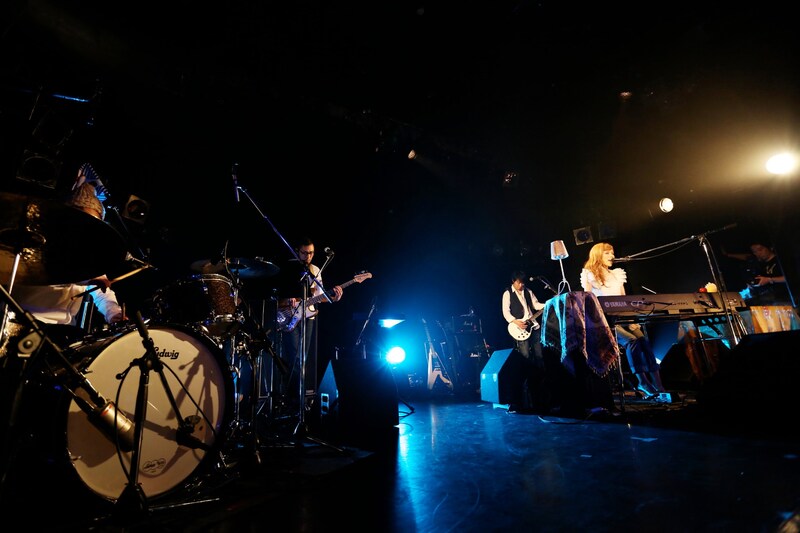 4月7日に東京・代官山UNITで行われた「NIKIIE LIVE TOUR 2013 "Equal"」の様子。