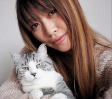 坂本美雨と愛猫のサバ美。