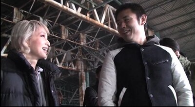 「愛詞（あいことば）」PV撮影のオフショット。左から中島美嘉、品川ヒロシ。