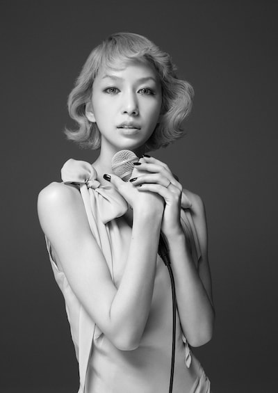 本日公開された中島美嘉の新アーティスト写真。