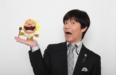 「笑神様は突然に…～芸能人のプライベートに笑いの神が降りた瞬間～」でMCを務める内村光良。 （C）日本テレビ