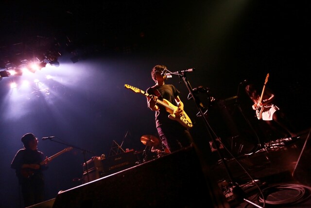4月10日に東京・赤坂BLITZで行われた「WHITE ASH One Man Tour "Honey Shower"」の様子。