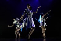 今週の人気の画像4位は「拍手喝采！Perfumeがカンヌ銀賞で驚愕の最先端ライブ」より、Perfume。