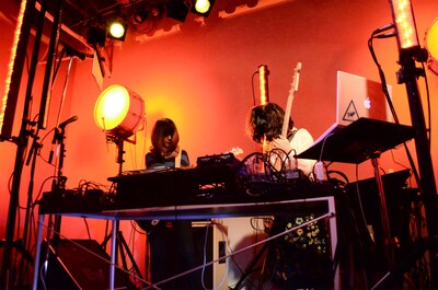 左からユウ（チリヌルヲワカ）、AZUMA HITOMI。