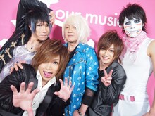 「Dance My Generation」収録後の浅倉大介（写真中央）とゴールデンボンバー。