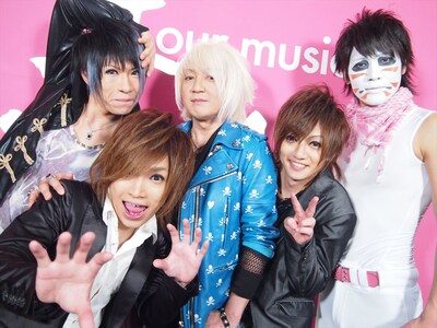 「Dance My Generation」収録後の浅倉大介（写真中央）とゴールデンボンバー。