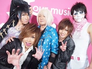 「Dance My Generation」収録後の浅倉大介(写真中央)とゴールデンボンバー。