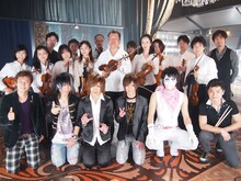 Sin、ゴールデンボンバー、斎藤たかし（前列左から）、後藤勇一郎ストリングス（中列）、黒田晃年（後列左）、種子田健（後列右）。