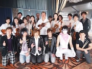 Sin、ゴールデンボンバー、斎藤たかし(前列左から)、後藤勇一郎ストリングス(中列)、黒田晃年(後列左)、種子田健(後列右)。