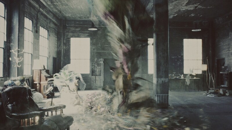 illion「BEEHIVE」ビデオクリップのワンシーン。