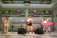 東京・池袋サンシャインシティ噴水広場でライブを行ったSilent Siren。