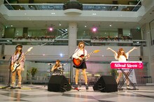 東京・池袋サンシャインシティ噴水広場でライブを行ったSilent Siren。
