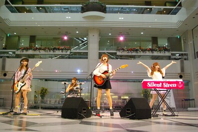 東京・池袋サンシャインシティ噴水広場でライブを行ったSilent Siren。